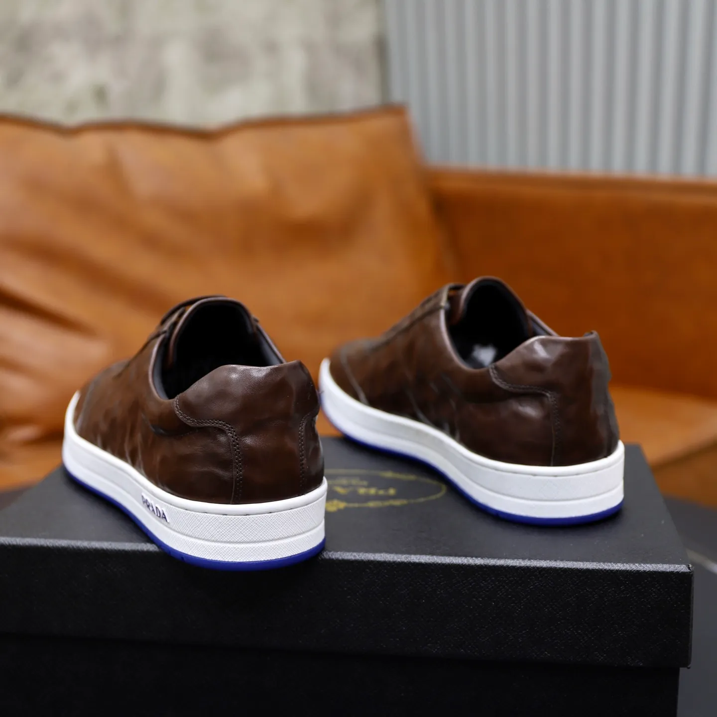 Factory price: 💰640 Prada classic men’s lace-up casual shoes | Imported cowhide upper | Upper stitching layered design, light and breathable | Soft and comfortable | Decorated with PRADA letters on the side | Distinctive sports style, showing the brand style | Lightweight concave and convex pattern rubber soles | Matched with cowhide foot pad lining | Excellent foot feel, fashionable and elegant | Size: 38-44 (45 customized)